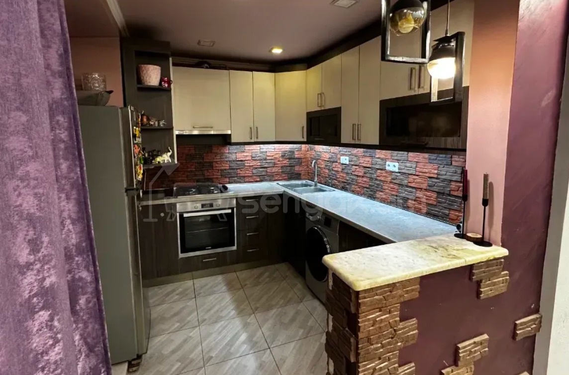 3 Սենյականոց Բնակարան Քարե Շենքում, 70քմ, 5/5 հարկ, Դիզայներական Վերանորոգված