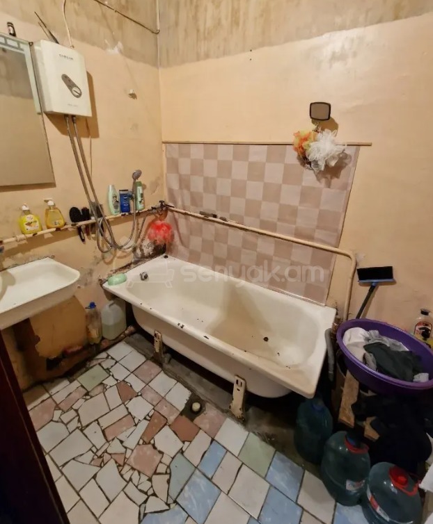 2 Սենյականոց Բնակարան Քարե Շենքում, 70քմ, 2/5 հարկ, Պետական Վիճակում