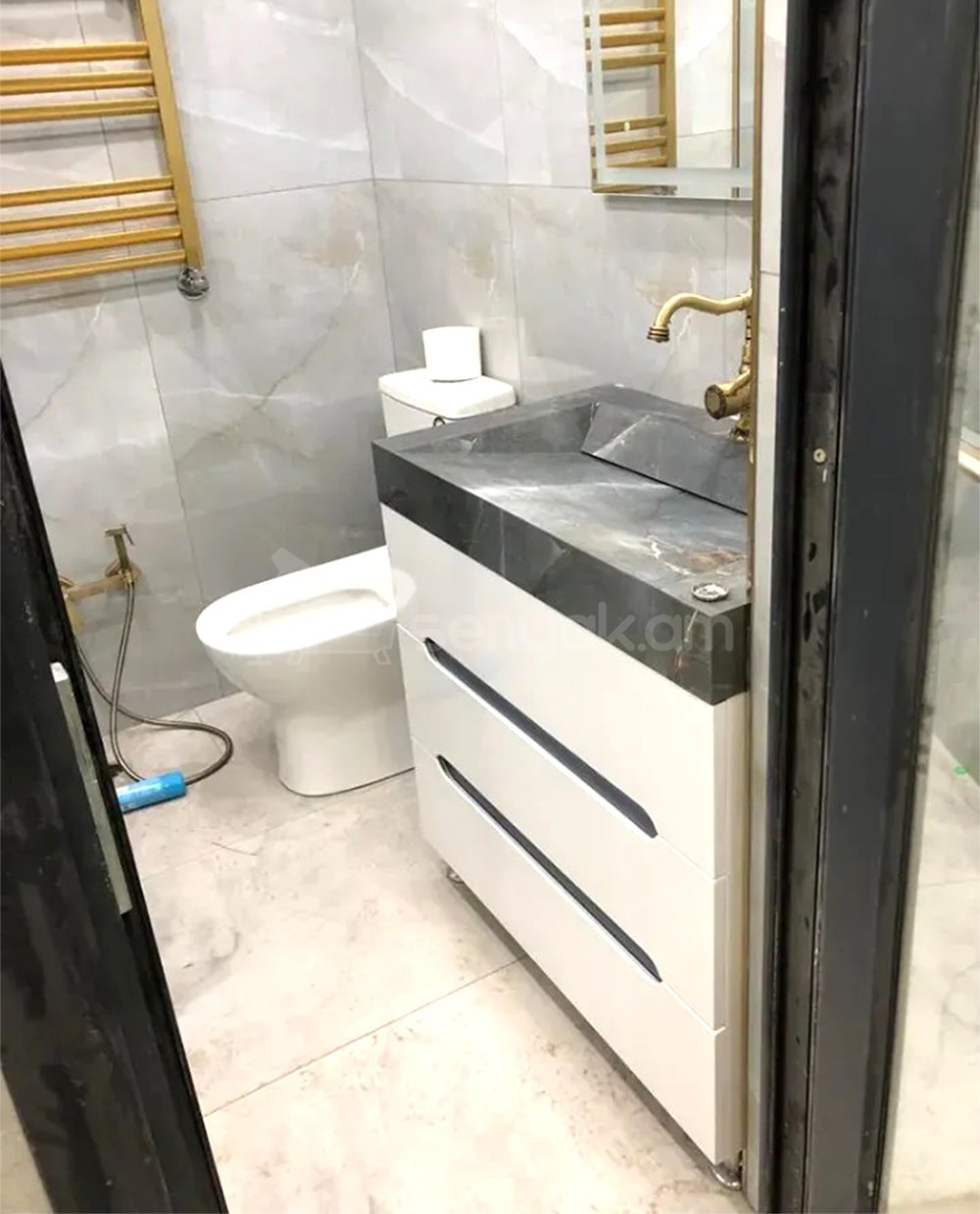 1 Սենյականոց Բնակարան Քարե Շենքում, 44քմ, 3/5 հարկ, Դիզայներական Վերանորոգված