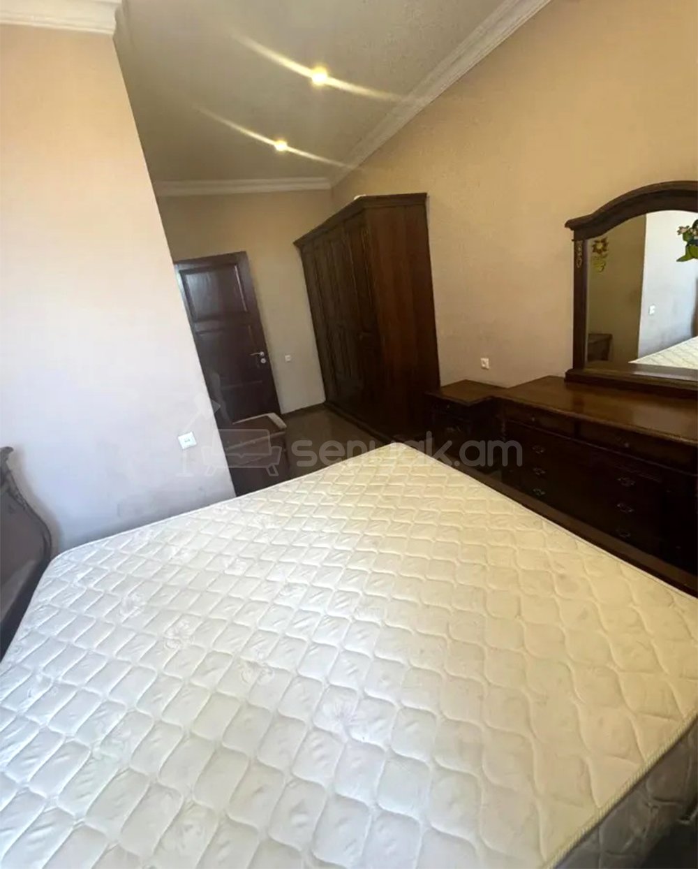 1 Սենյականոց Բնակարան Քարե Շենքում, 40քմ, 4/4 հարկ, Կապիտալ Վերանորոգված