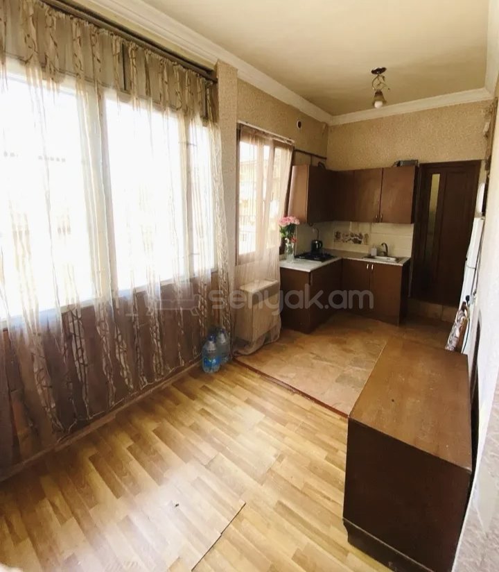 2 Սենյականոց Բնակարան Քարե Շենքում, 63քմ, 2/5 հարկ, Նորմալ Վիճակում, Կահավորված, Արևկող