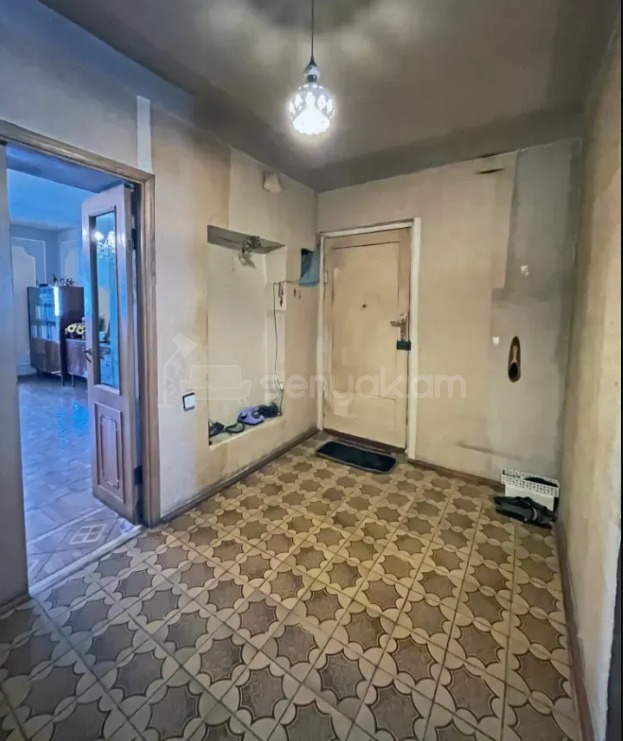 3 Սենյականոց Բնակարան Քարե Շենքում, 110քմ, 2/5 հարկ, Պետական Վիճակում