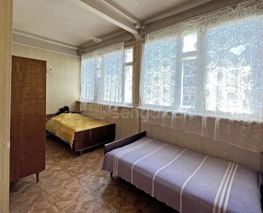 3 Սենյականոց Բնակարան Քարե Շենքում, 110քմ, 2/5 հարկ, Պետական Վիճակում