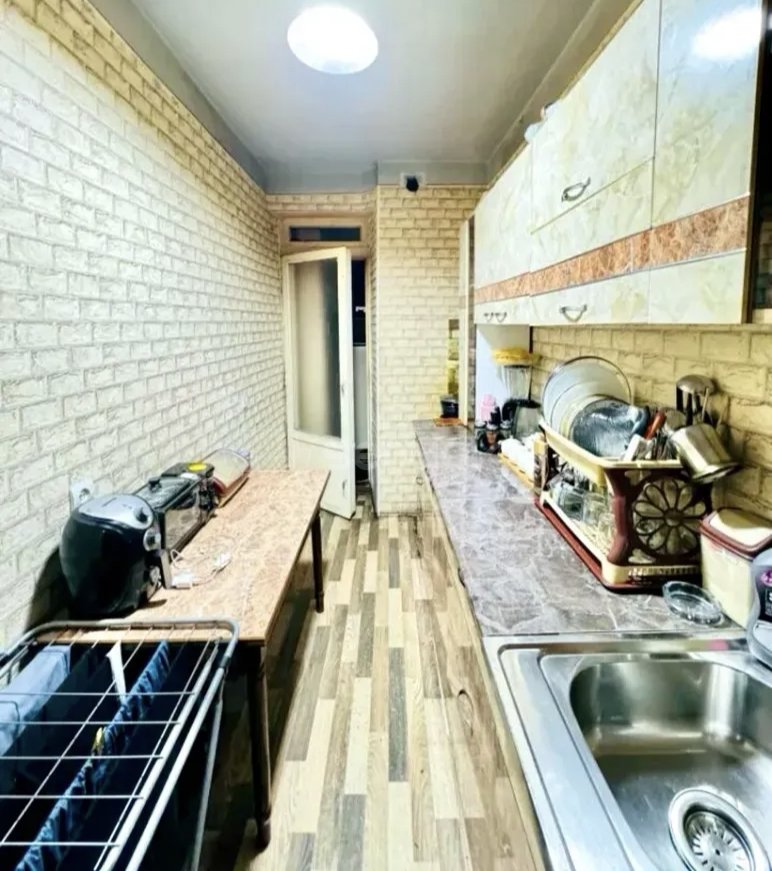 1 Սենյականոց Բնակարան Քարե Շենքում, 40քմ, 3/5 հարկ, Նորմալ Վիճակում, Կահավորված