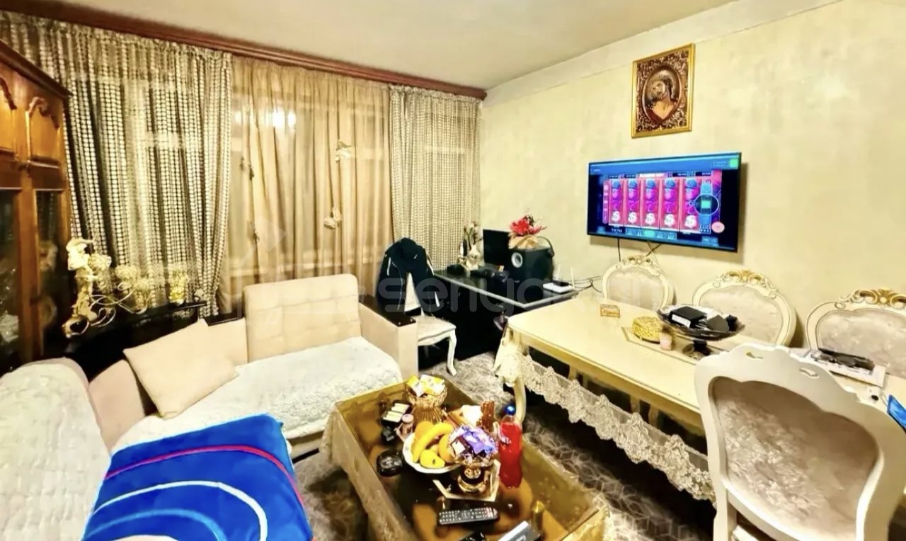 1 Սենյականոց Բնակարան Քարե Շենքում, 40քմ, 3/5 հարկ, Նորմալ Վիճակում, Կահավորված