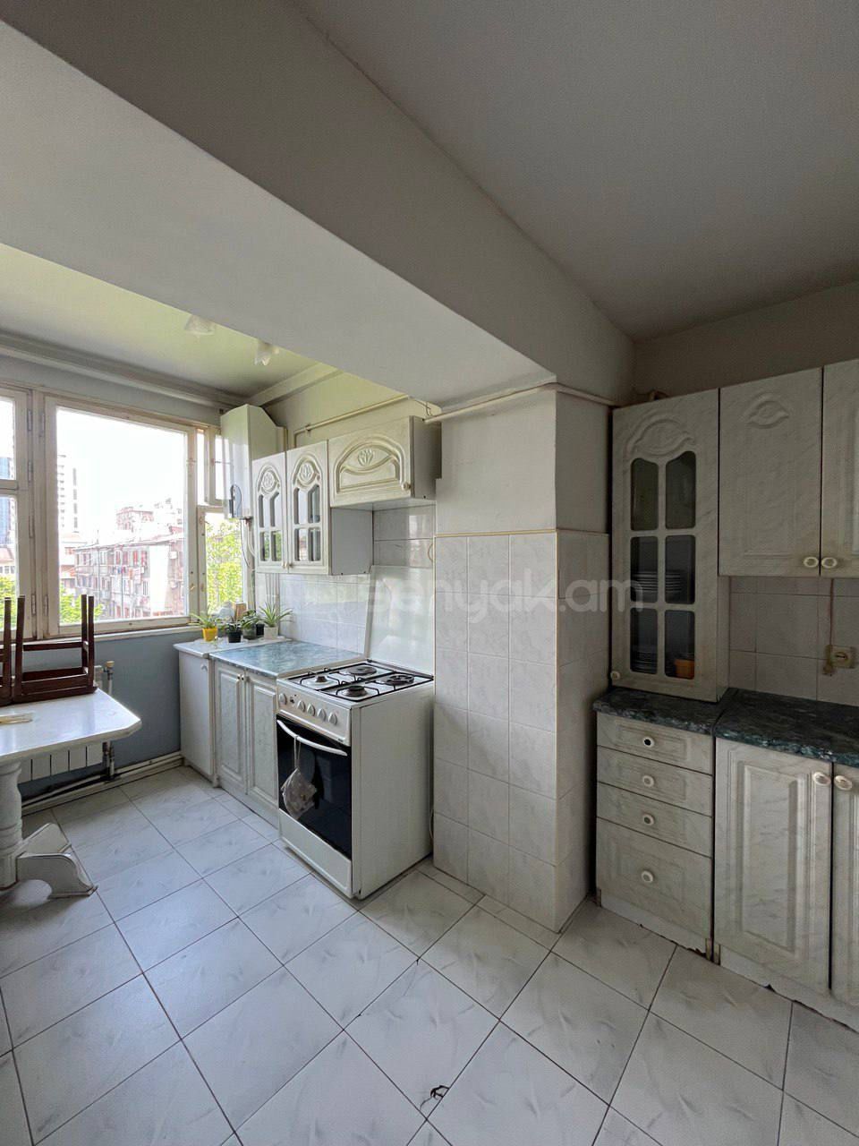 2 Սենյականոց Բնակարան Քարե Շենքում, 54քմ, 5/5 հարկ, Նորմալ Վիճակում