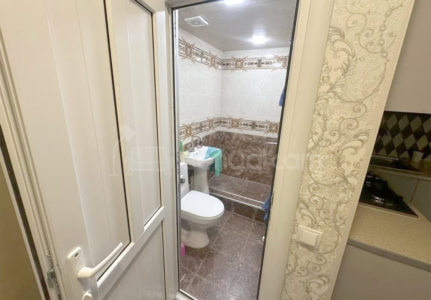 1 Սենյականոց Բնակարան Քարե Շենքում, 34քմ, 3/5 հարկ, Դիզայներական Վերանորոգված