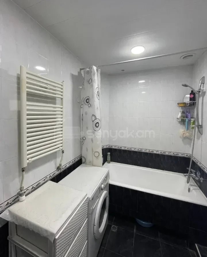 3 Սենյականոց Բնակարան Քարե Շենքում, 98քմ, 4/5 հարկ, Կապիտալ Վերանորոգված, Կահավորված