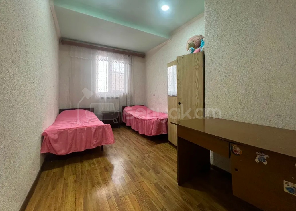 3 Սենյականոց Բնակարան Քարե Շենքում, 80քմ, 5/5 հարկ, Կապիտալ Վերանորոգված