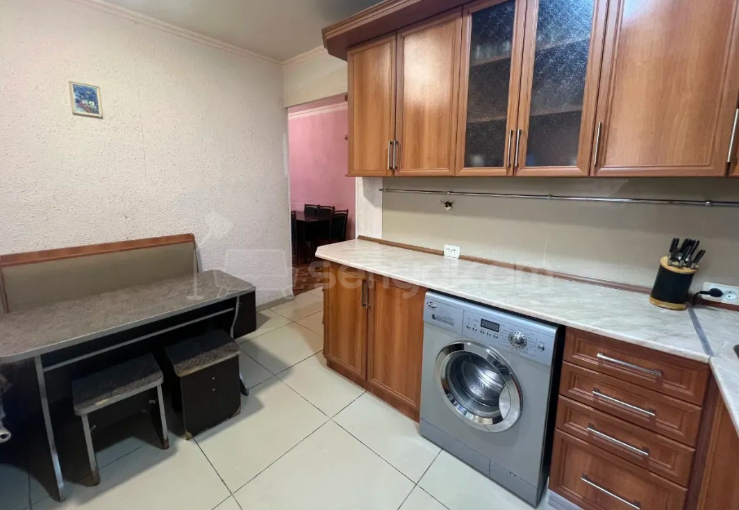 3 Սենյականոց Բնակարան Քարե Շենքում, 80քմ, 5/5 հարկ, Կապիտալ Վերանորոգված