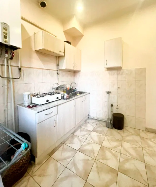 3 Սենյականոց Բնակարան Քարե Շենքում, 80քմ, 1/3 հարկ, Կապիտալ Վերանորոգված