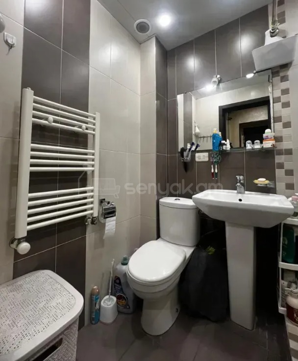 2 Սենյականոց Բնակարան Քարե Շենքում, 40քմ, 2/5 հարկ, Կապիտալ Վերանորոգված
