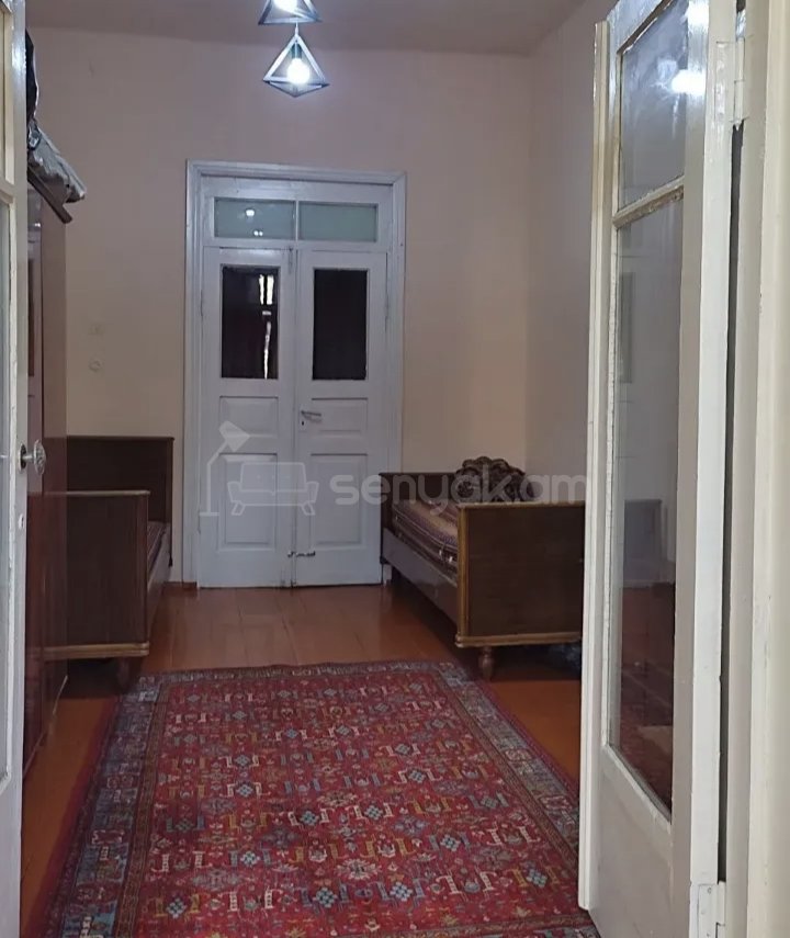 3 Սենյականոց Բնակարան Քարե Շենքում, 63քմ, 2/5 հարկ, Նորմալ Վիճակում, Կահավորված, Արևկող