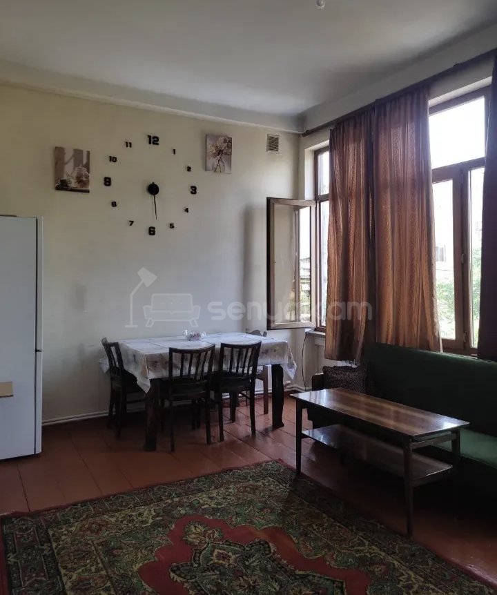 3 Սենյականոց Բնակարան Քարե Շենքում, 63քմ, 2/5 հարկ, Նորմալ Վիճակում, Կահավորված, Արևկող