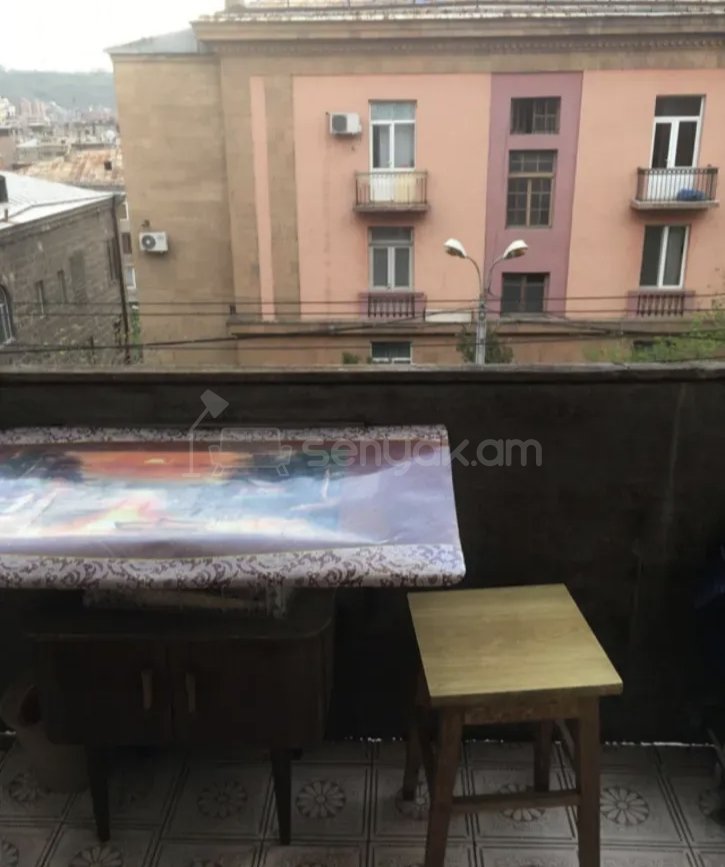 1 Սենյականոց Բնակարան Քարե Շենքում, 45քմ, 3/5 հարկ, Նորմալ Վիճակում, Կահավորված