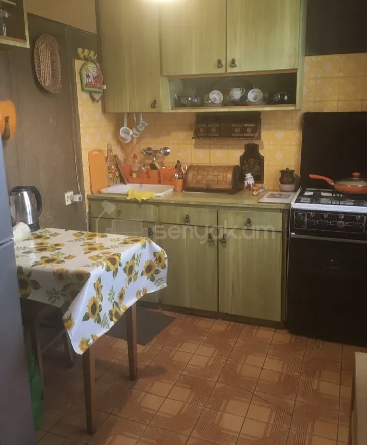 1 Սենյականոց Բնակարան Քարե Շենքում, 45քմ, 3/5 հարկ, Նորմալ Վիճակում, Կահավորված