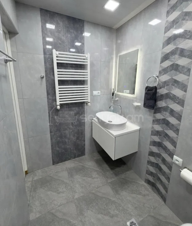 3 Սենյականոց Բնակարան Քարե Շենքում, 60քմ, 4/4 հարկ, Դիզայներական Վերանորոգված