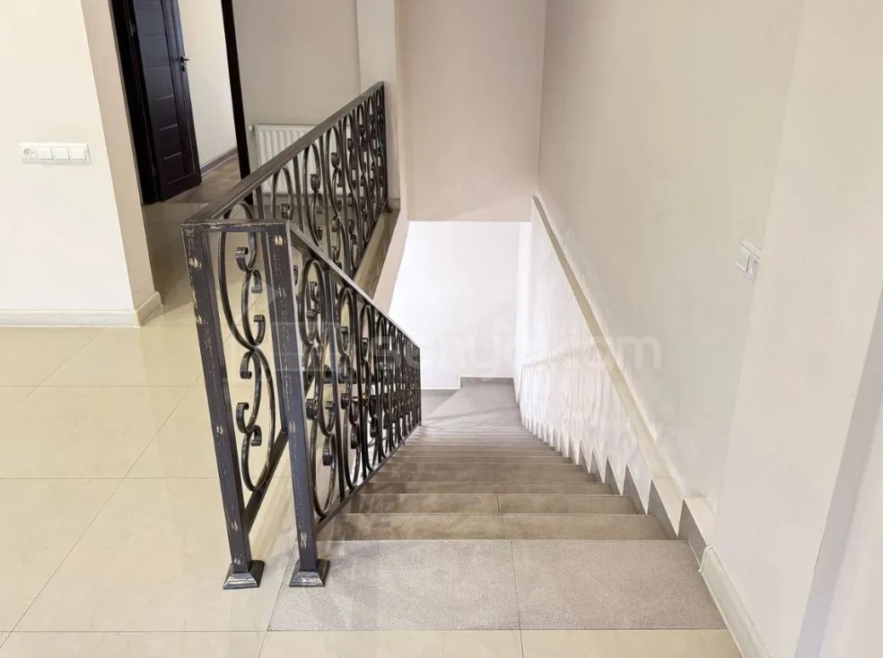 6 Սենյականոց Բնակարան Քարե Շենքում, 171քմ, 5/6 հարկ, Կապիտալ Վերանորոգված