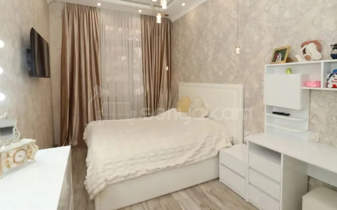 4 Սենյականոց Բնակարան Քարե Շենքում, 89քմ, 2/5 հարկ, Կապիտալ Վերանորոգված