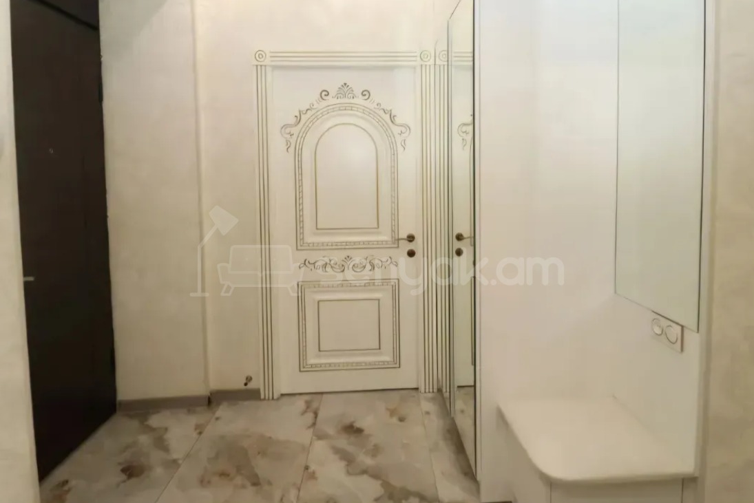 4 Սենյականոց Բնակարան Քարե Շենքում, 89քմ, 2/5 հարկ, Կապիտալ Վերանորոգված