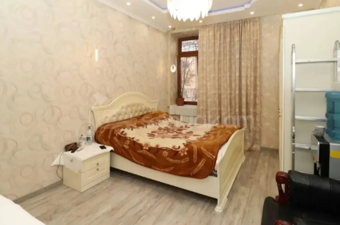 4 Սենյականոց Բնակարան Քարե Շենքում, 89քմ, 2/5 հարկ, Կապիտալ Վերանորոգված
