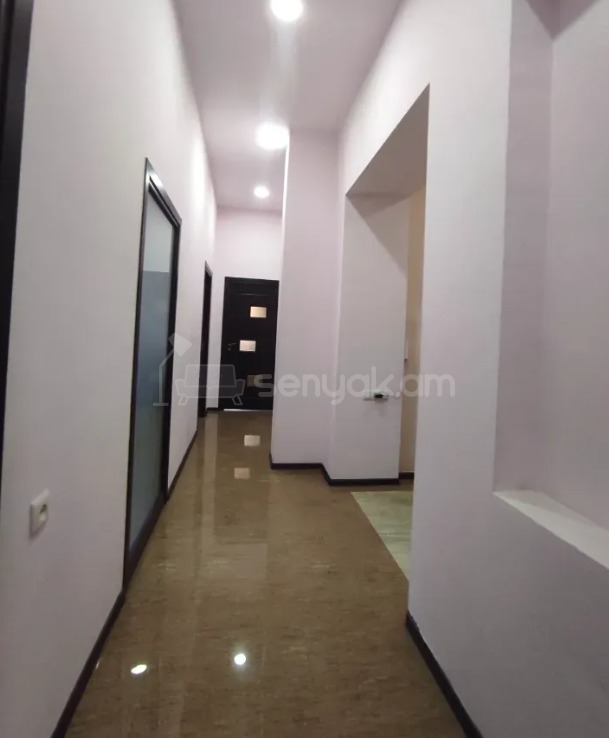 5 Սենյականոց Բնակարան Քարե Շենքում, 150քմ, 2/4 հարկ, Կապիտալ Վերանորոգված