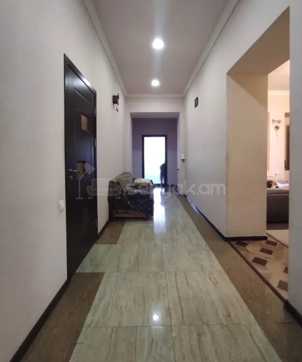 5 Սենյականոց Բնակարան Քարե Շենքում, 150քմ, 2/4 հարկ, Կապիտալ Վերանորոգված