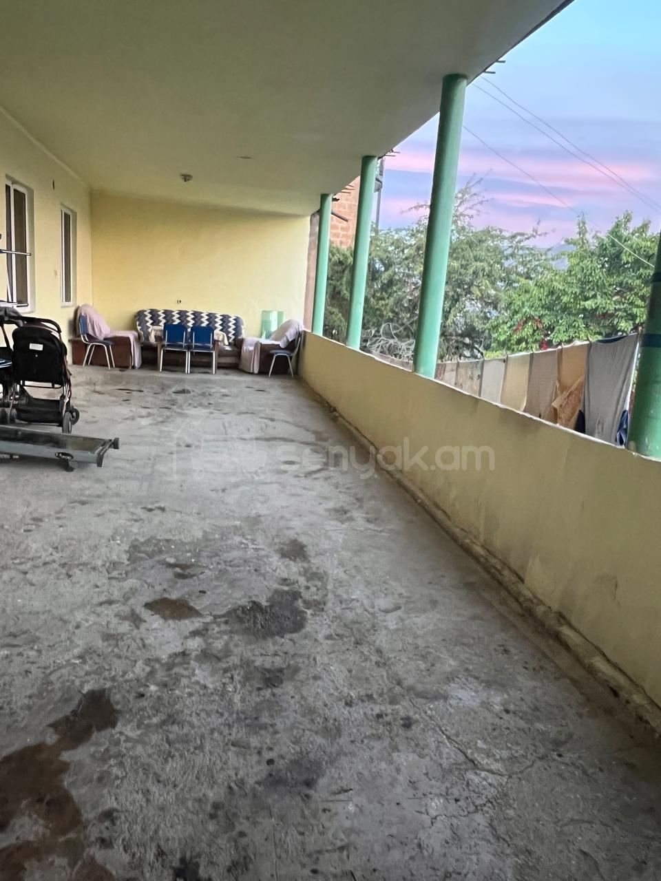 7 Սենյականոց Բնակարան Քարե Շենքում, 297քմ, 1/2 հարկ, Կոսմետիկ Վերանորոգված