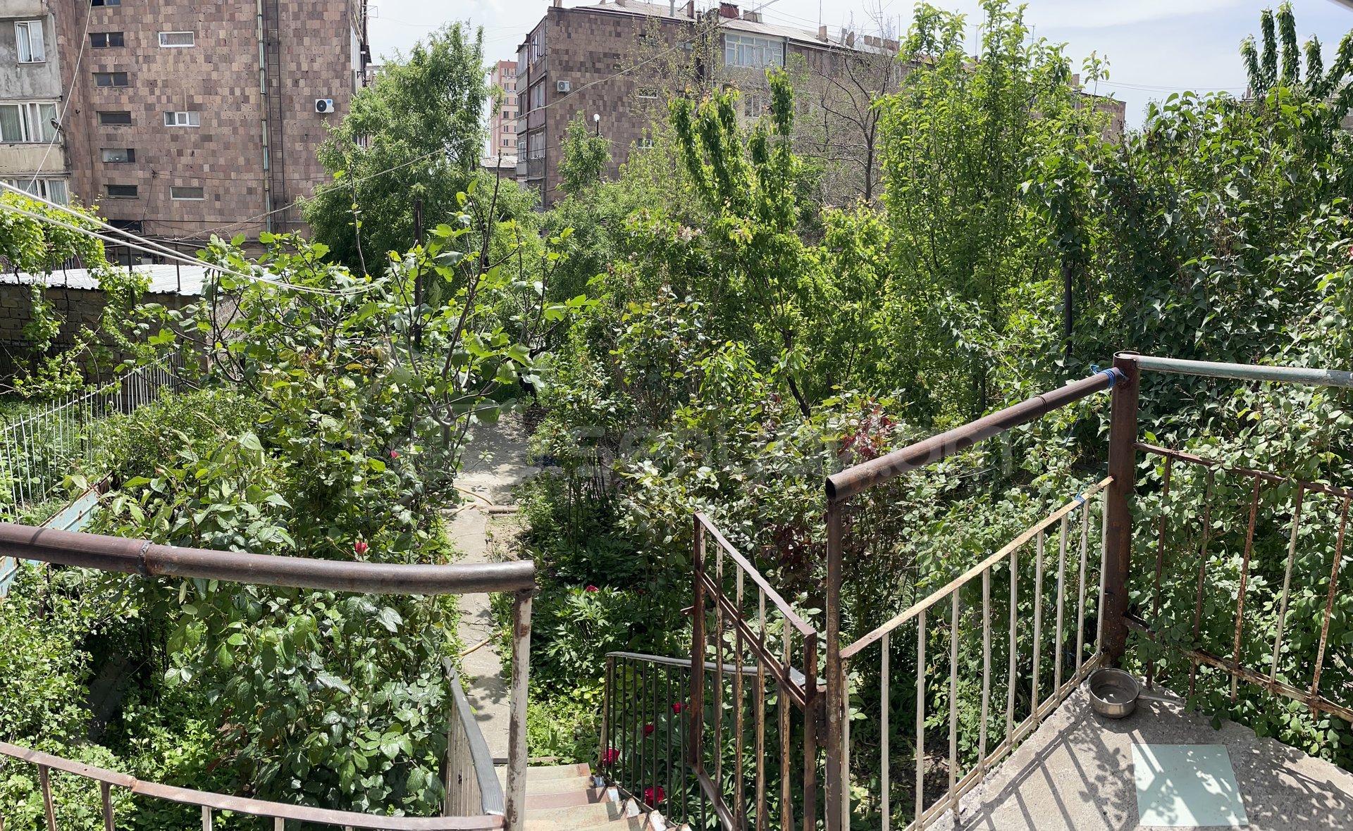 3 Սենյականոց Բնակարան Քարե Շենքում, 85քմ, 1/5 հարկ, Նորմալ Վիճակում