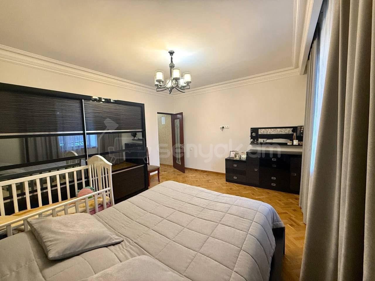 3 Սենյականոց Բնակարան Քարե Շենքում, 140քմ, 2/3 հարկ, Կապիտալ Վերանորոգված