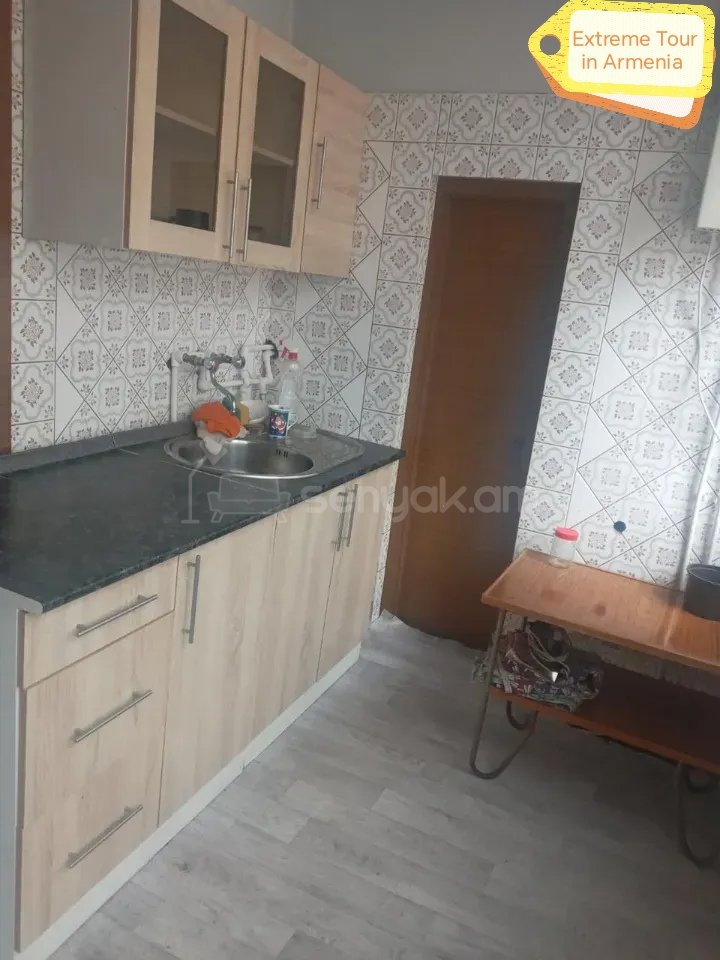 2 Սենյականոց Բնակարան Քարե Շենքում, 52քմ, 2/6 հարկ, Նորմալ Վիճակում, Կահավորված, Արևկող