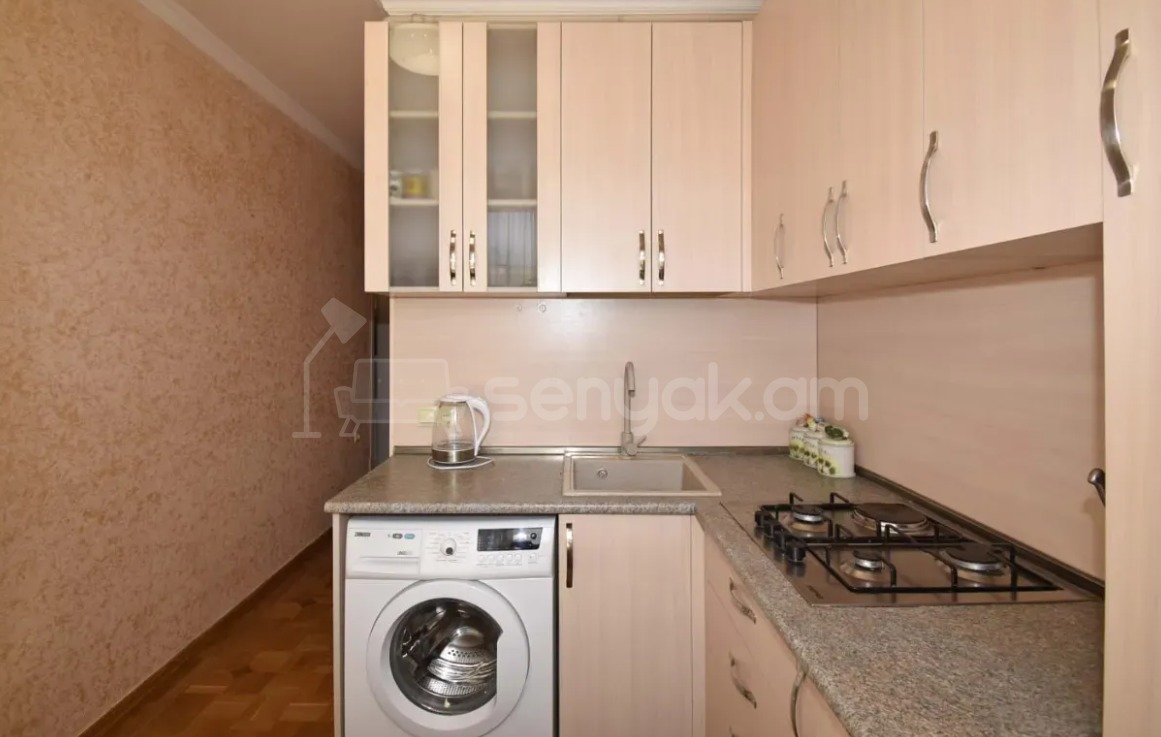 1 Սենյականոց Բնակարան Քարե Շենքում, 40քմ, 4/5 հարկ, Կապիտալ Վերանորոգված