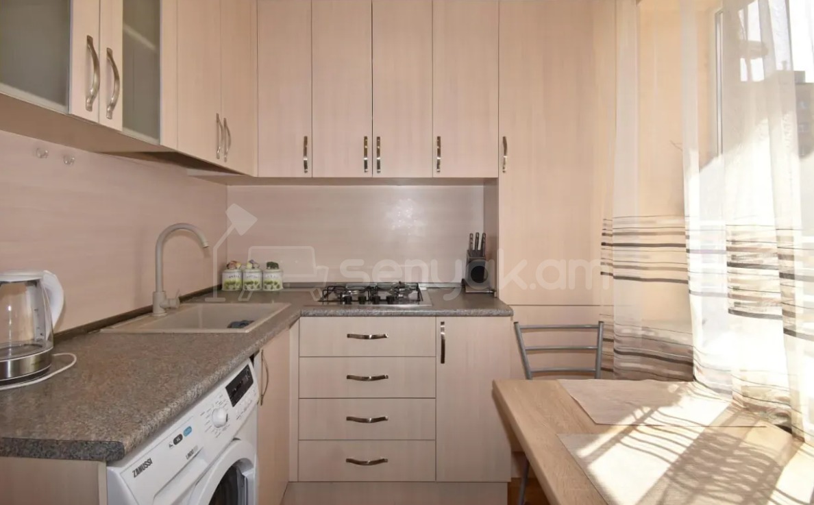 1 Սենյականոց Բնակարան Քարե Շենքում, 40քմ, 4/5 հարկ, Կապիտալ Վերանորոգված