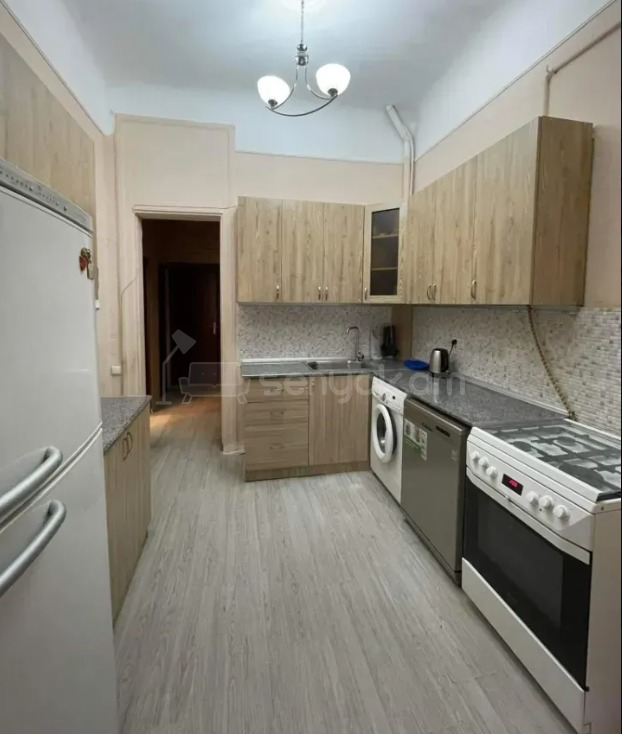 3 Սենյականոց Բնակարան Քարե Շենքում, 81քմ, 3/3 հարկ, Կապիտալ Վերանորոգված