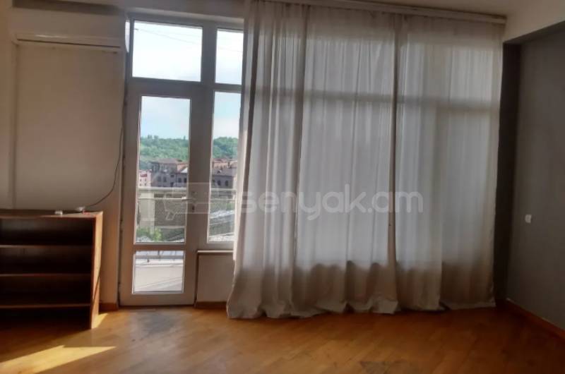 3 Սենյականոց Բնակարան Քարե Շենքում, 86քմ, 2/4 հարկ, Կոսմետիկ Վերանորոգված, Կահավորված, Արևկող