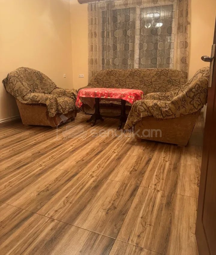 3 Սենյականոց Բնակարան Քարե Շենքում, 67քմ, 2/5 հարկ, Նորմալ Վիճակում, Կահավորված
