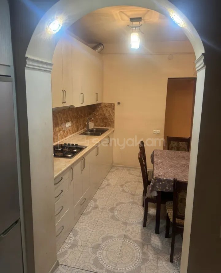 3 Սենյականոց Բնակարան Քարե Շենքում, 67քմ, 2/5 հարկ, Նորմալ Վիճակում, Կահավորված