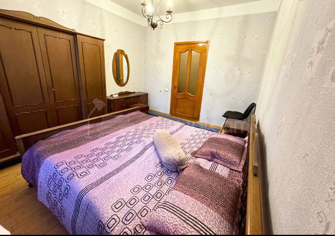 3 Սենյականոց Բնակարան Քարե Շենքում, 50քմ, 3/4 հարկ, Նորմալ Վիճակում, Կահավորված