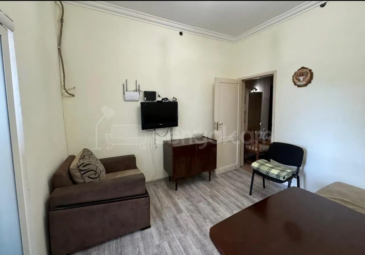 2 Սենյականոց Բնակարան Քարե Շենքում, 50քմ, 4/4 հարկ, Նորմալ Վիճակում, Կահավորված