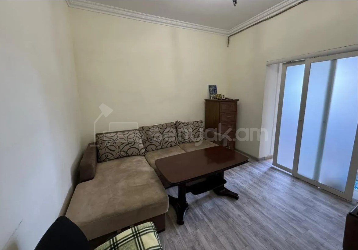 2 Սենյականոց Բնակարան Քարե Շենքում, 50քմ, 4/4 հարկ, Նորմալ Վիճակում, Կահավորված