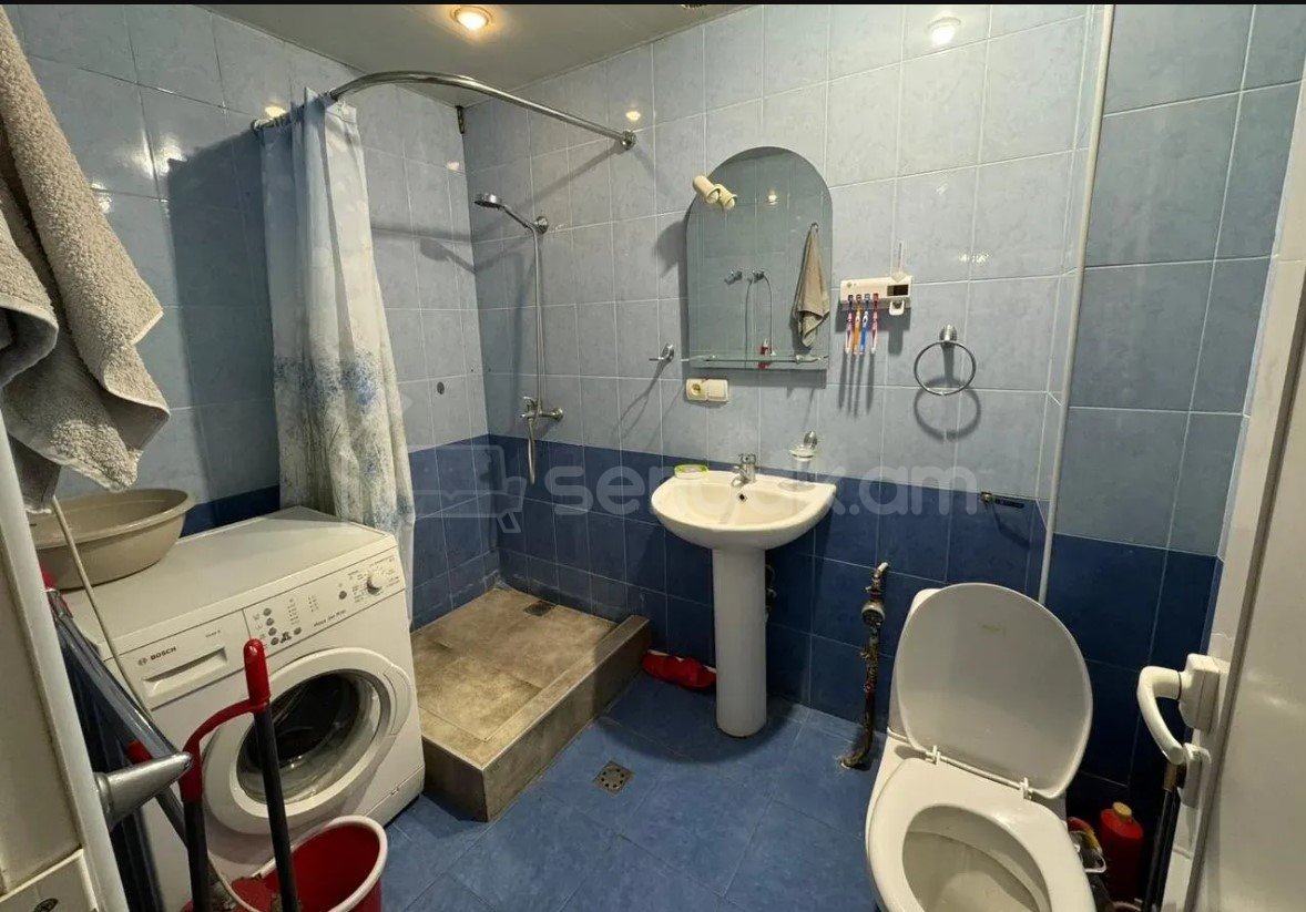 2 Սենյականոց Բնակարան Քարե Շենքում, 50քմ, 4/4 հարկ, Նորմալ Վիճակում, Կահավորված