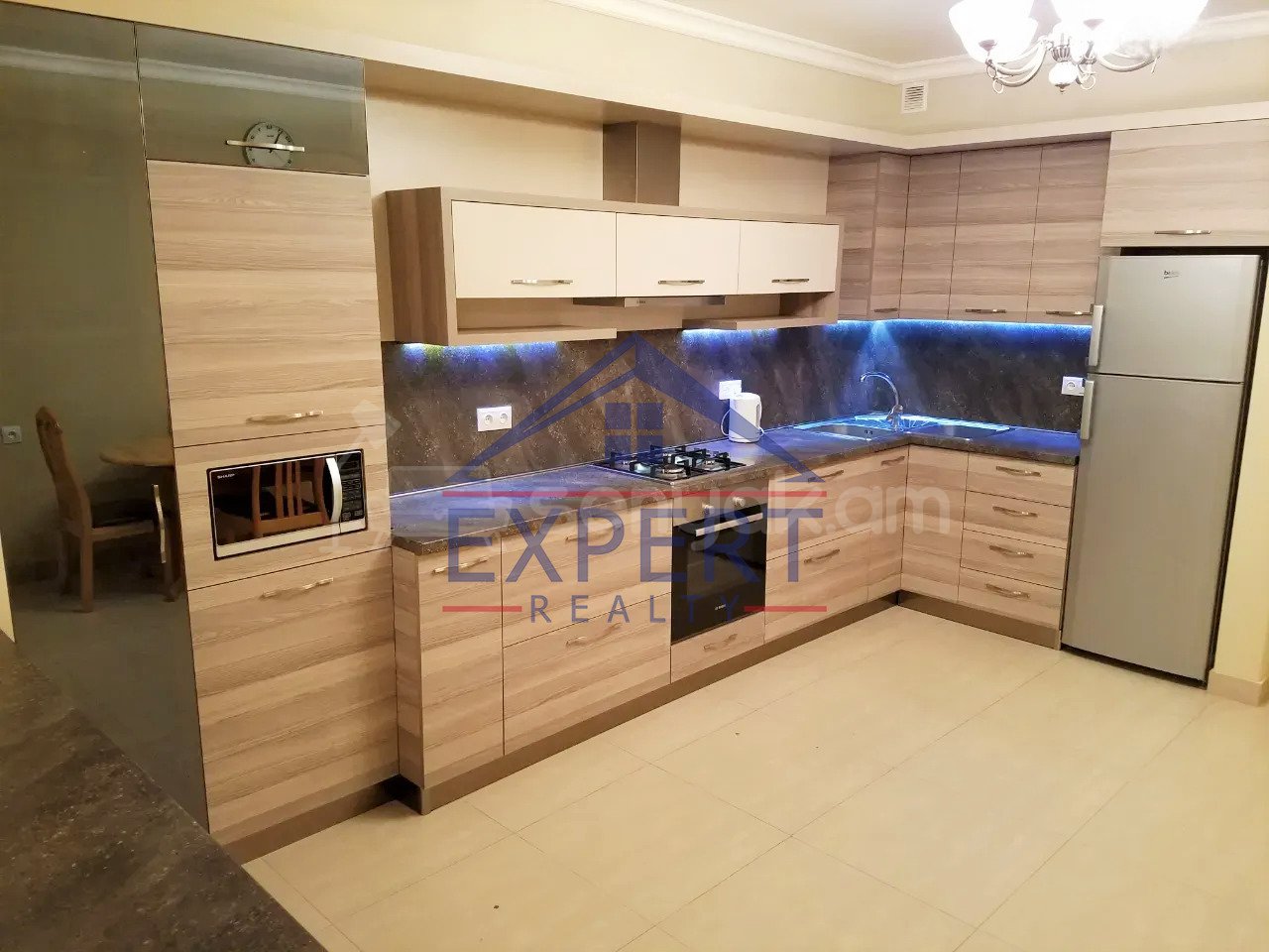 3 Սենյականոց Բնակարան Քարե Շենքում, 100քմ, 2/6 հարկ, Կապիտալ Վերանորոգված, Կահավորված