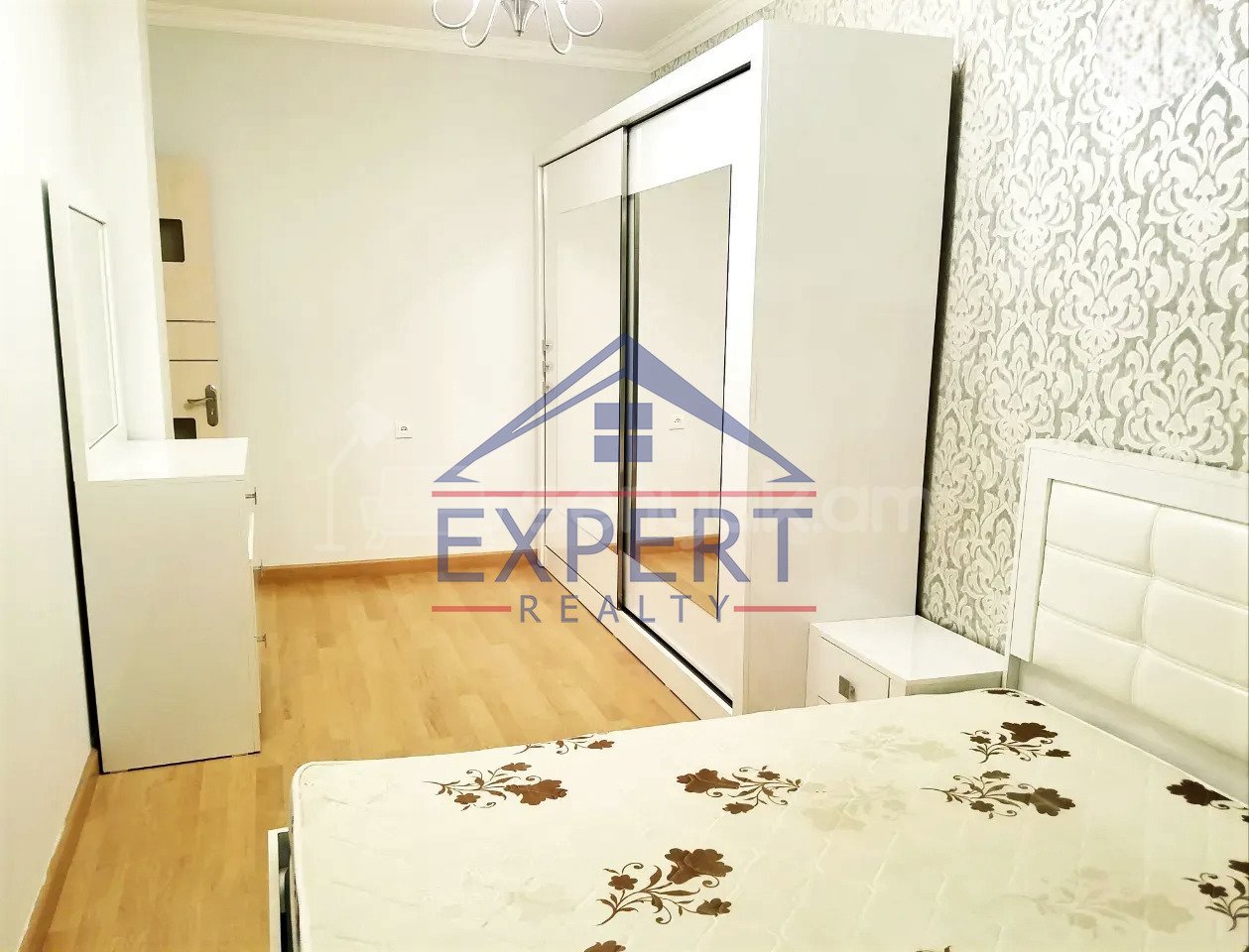3 Սենյականոց Բնակարան Քարե Շենքում, 100քմ, 2/6 հարկ, Կապիտալ Վերանորոգված, Կահավորված