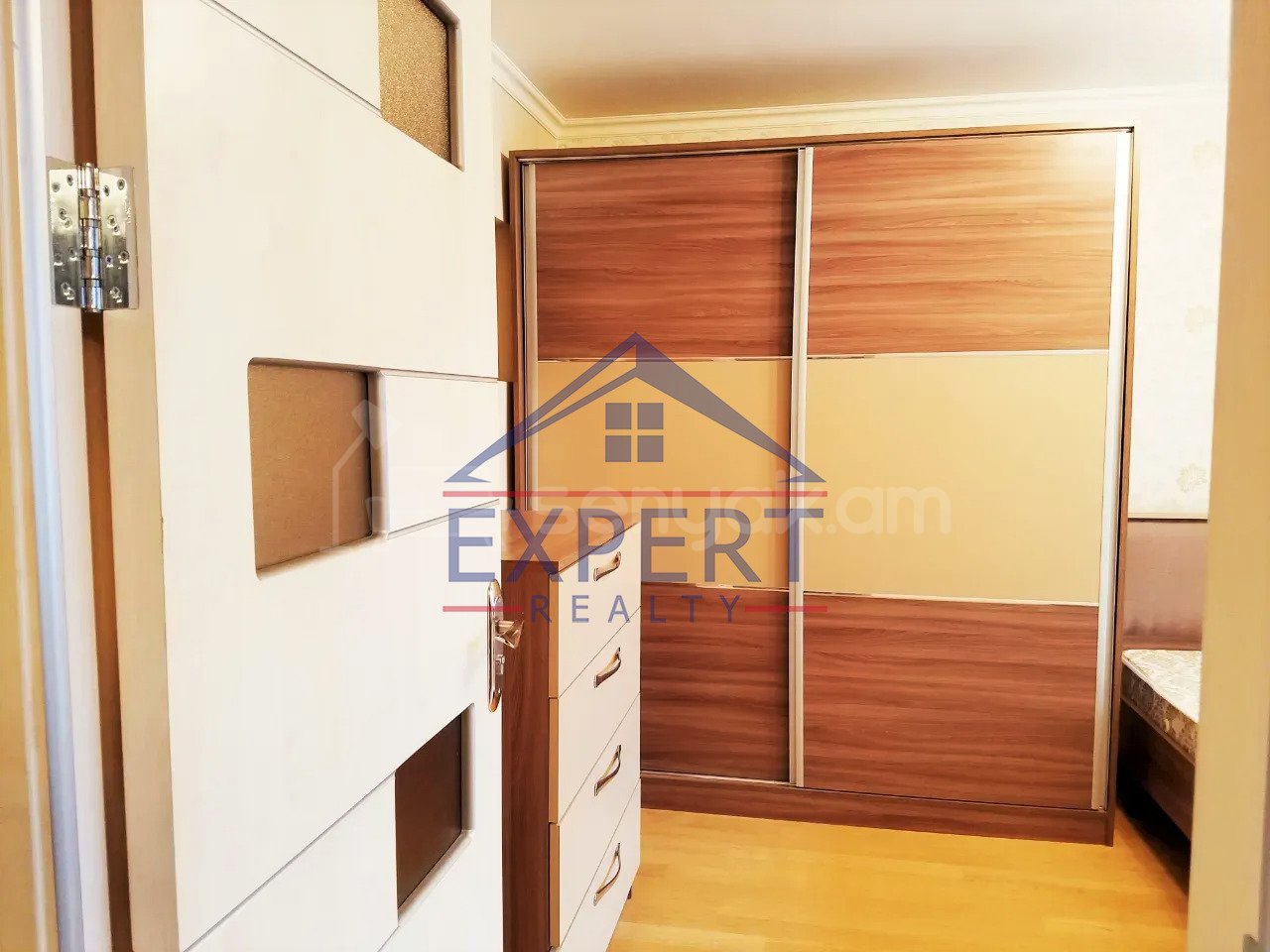 3 Սենյականոց Բնակարան Քարե Շենքում, 100քմ, 2/6 հարկ, Կապիտալ Վերանորոգված, Կահավորված