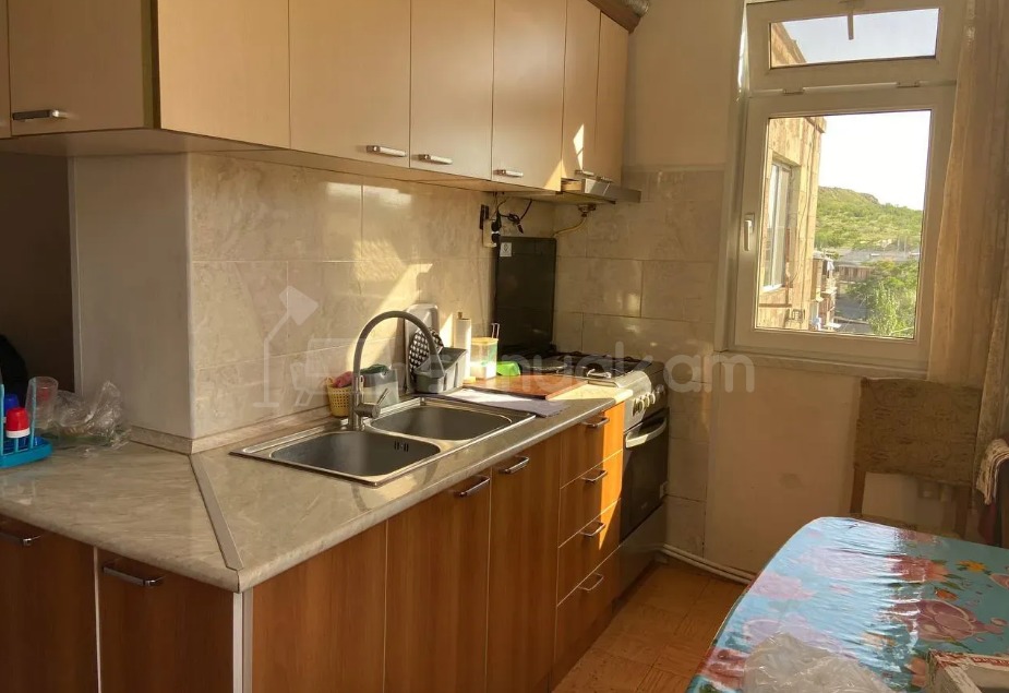 2 Սենյականոց Բնակարան Քարե Շենքում, 55քմ, 5/5 հարկ, Նորմալ Վիճակում