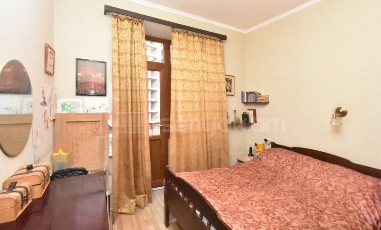 4 Սենյականոց Բնակարան Քարե Շենքում, 100քմ, 3/5 հարկ, Կապիտալ Վերանորոգված