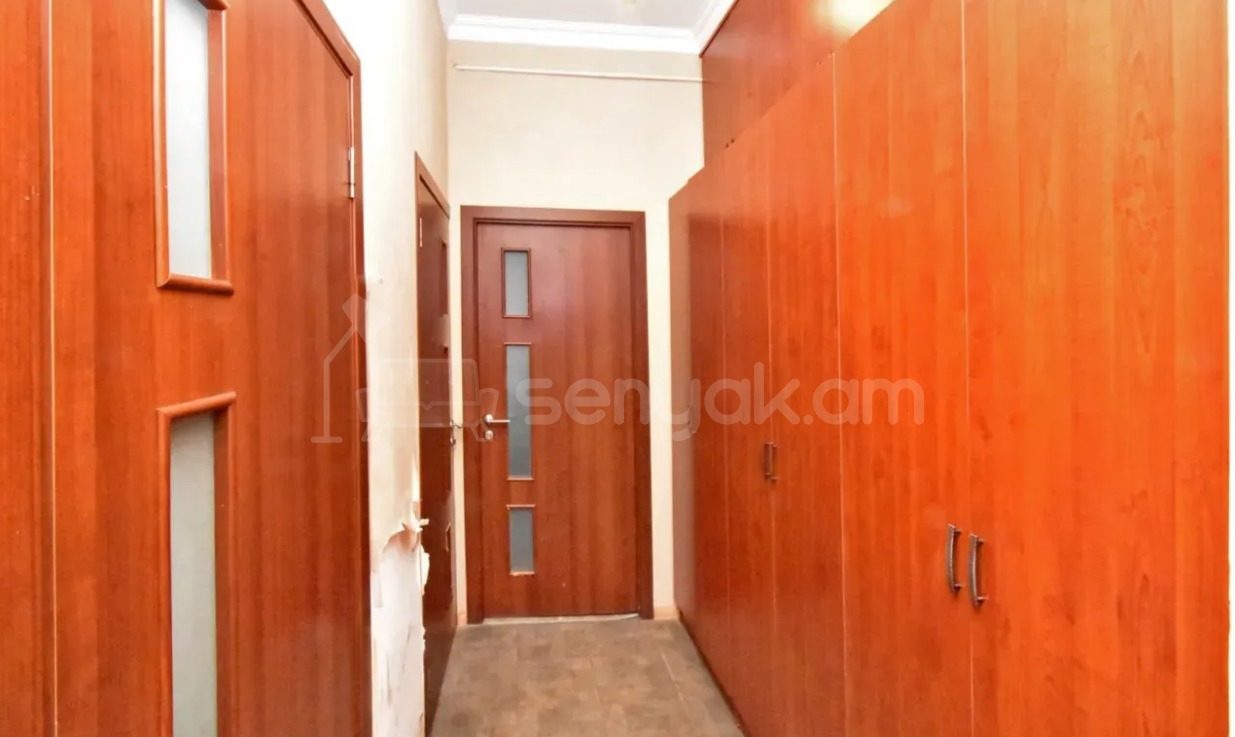 4 Սենյականոց Բնակարան Քարե Շենքում, 100քմ, 3/5 հարկ, Կապիտալ Վերանորոգված