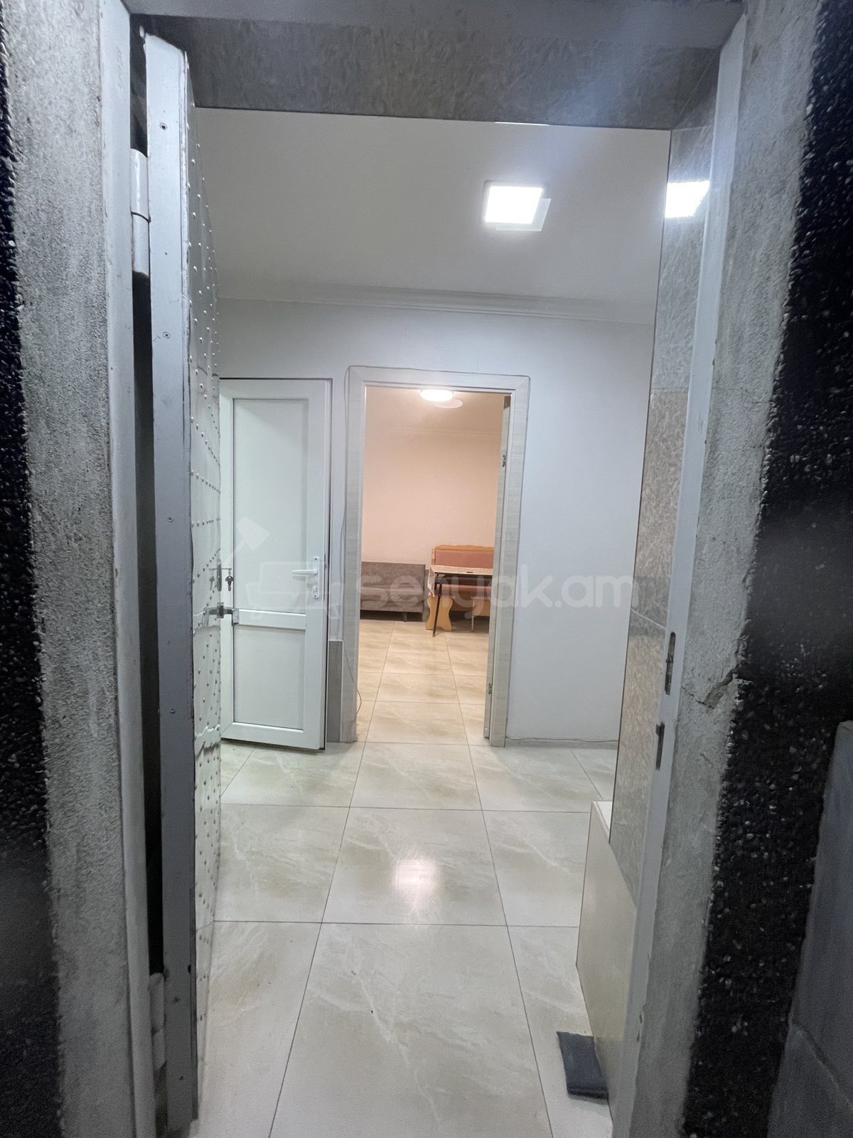 3 Սենյականոց Բնակարան Քարե Շենքում, 69քմ, 3/5 հարկ, Նորմալ Վիճակում, Կահավորված, Արևկող