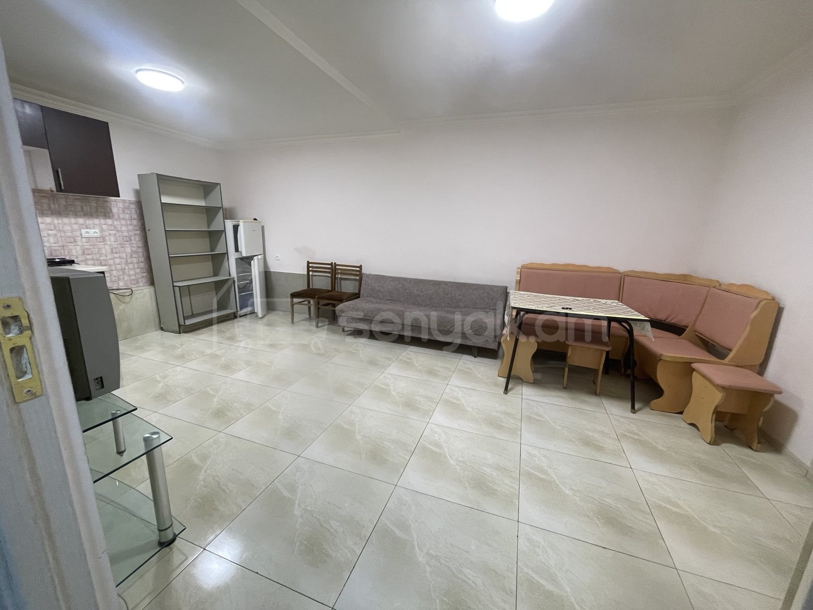 3 Սենյականոց Բնակարան Քարե Շենքում, 69քմ, 3/5 հարկ, Նորմալ Վիճակում, Կահավորված, Արևկող