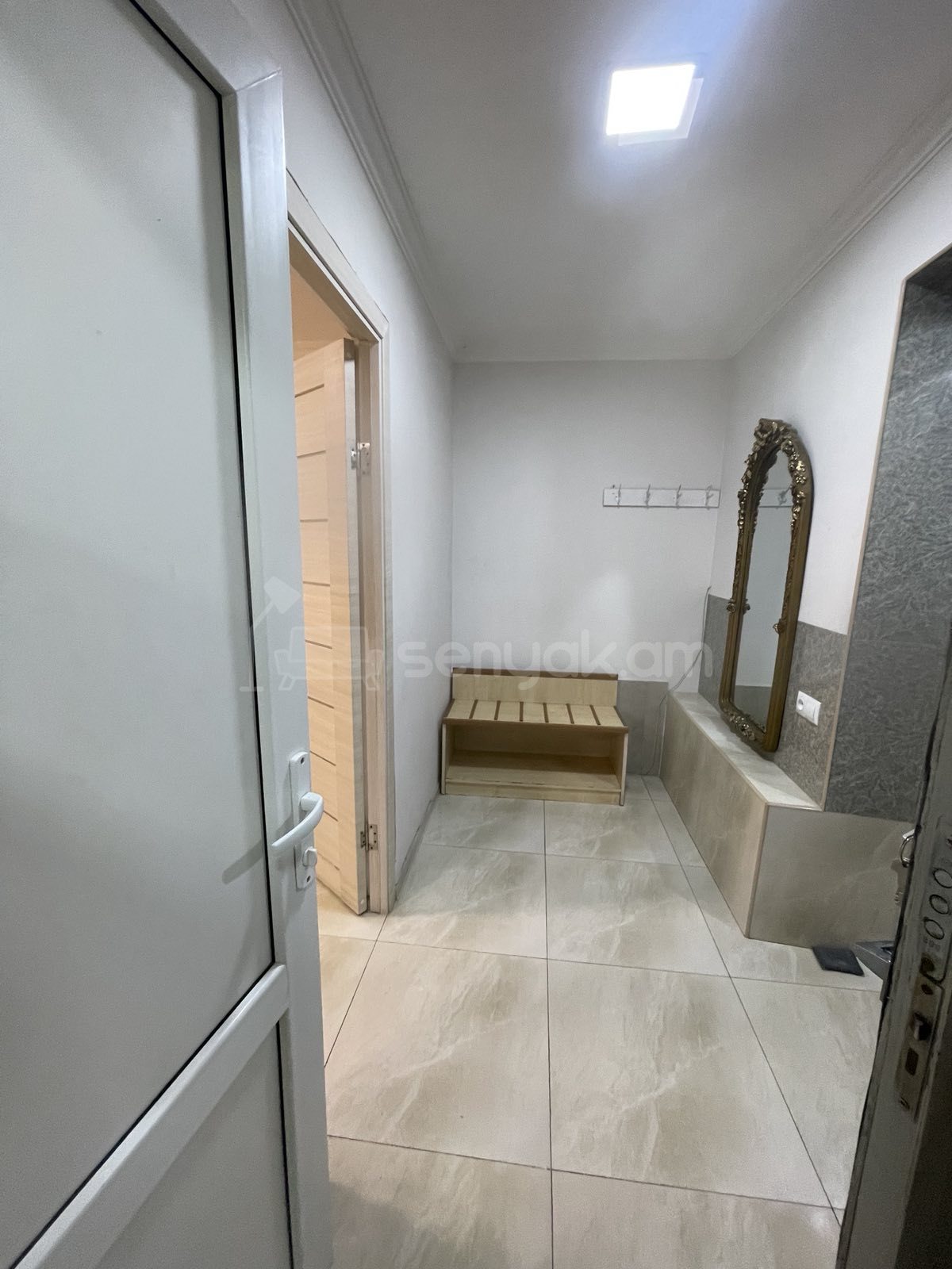 3 Սենյականոց Բնակարան Քարե Շենքում, 69քմ, 3/5 հարկ, Նորմալ Վիճակում, Կահավորված, Արևկող